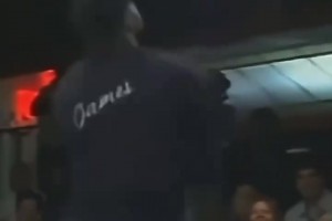 打篮球的女生 遇到这个防守应该怎么办，大家有解法？...